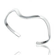 Silbernes, gebogenes Manschettenarmband