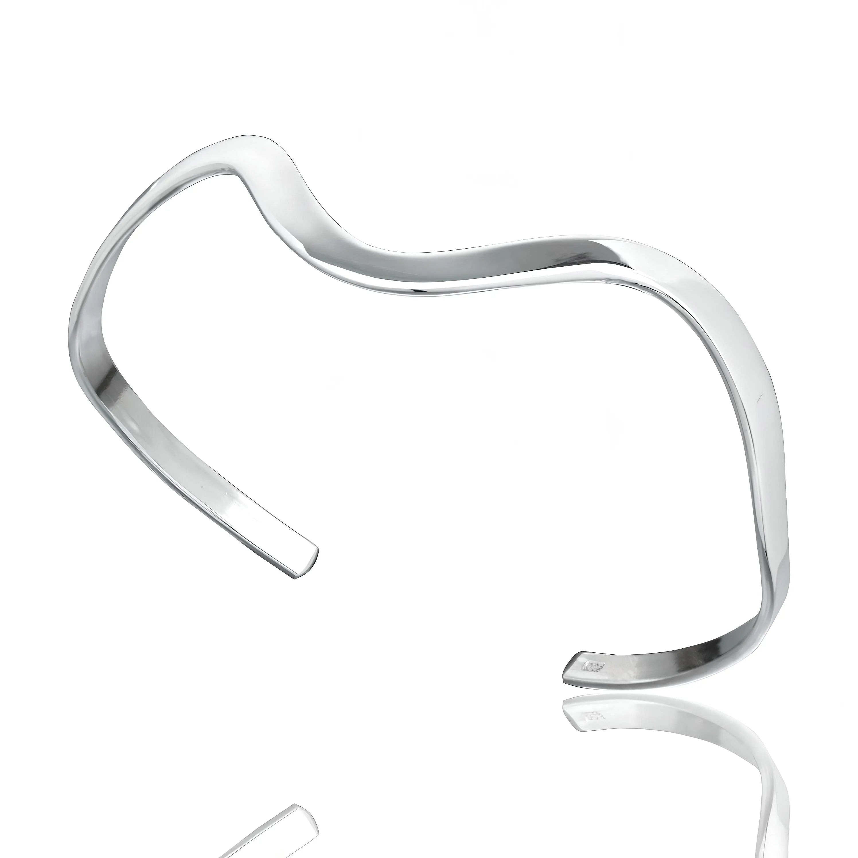 Silbernes, gebogenes Manschettenarmband