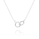 Silberne Halskette mit verbundenen Ringen