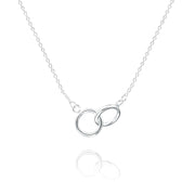 Silberne Halskette mit verbundenen Ringen