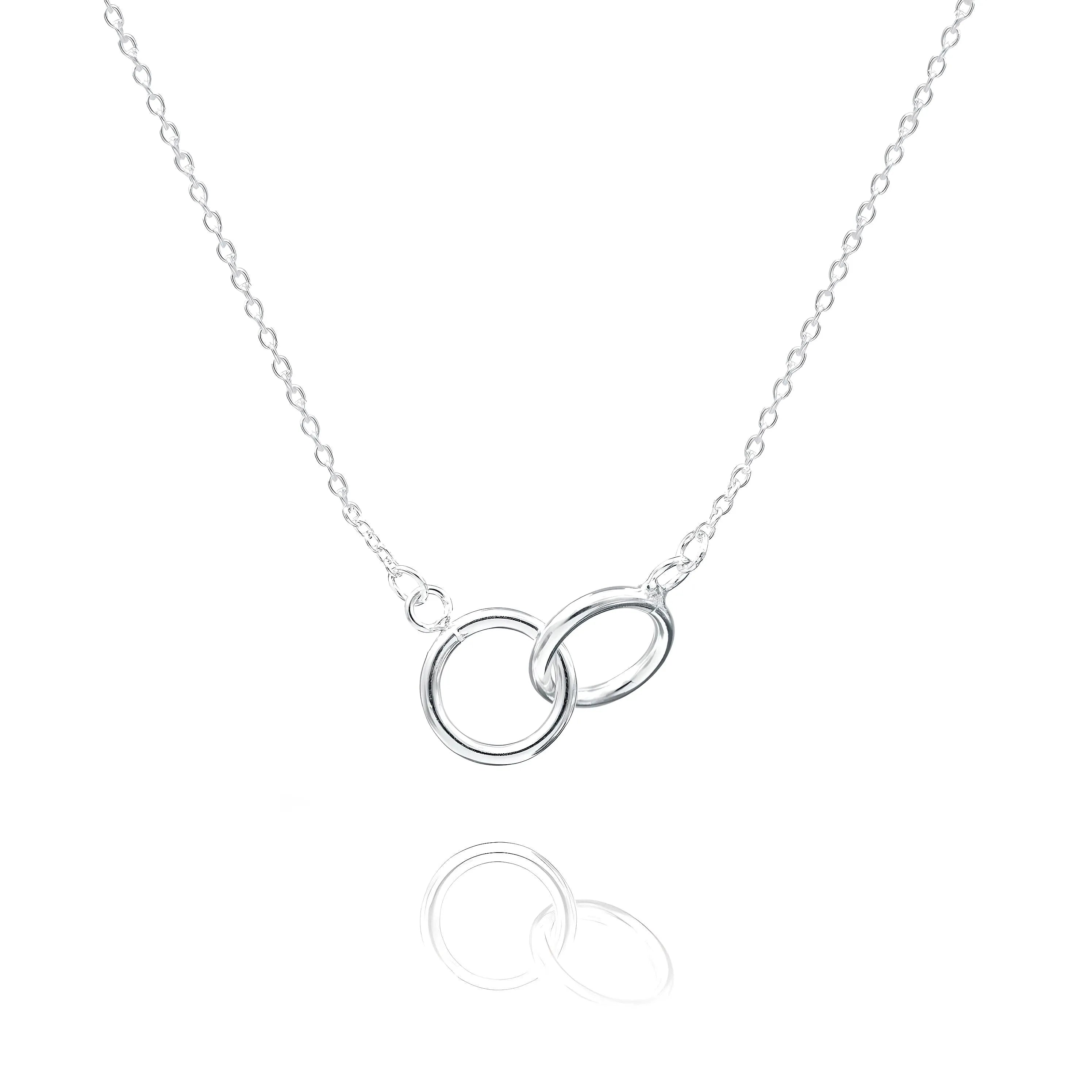 Silberne Halskette mit verbundenen Ringen