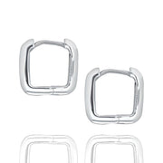 Silberohrringe mit einer quadratischen Creolenform